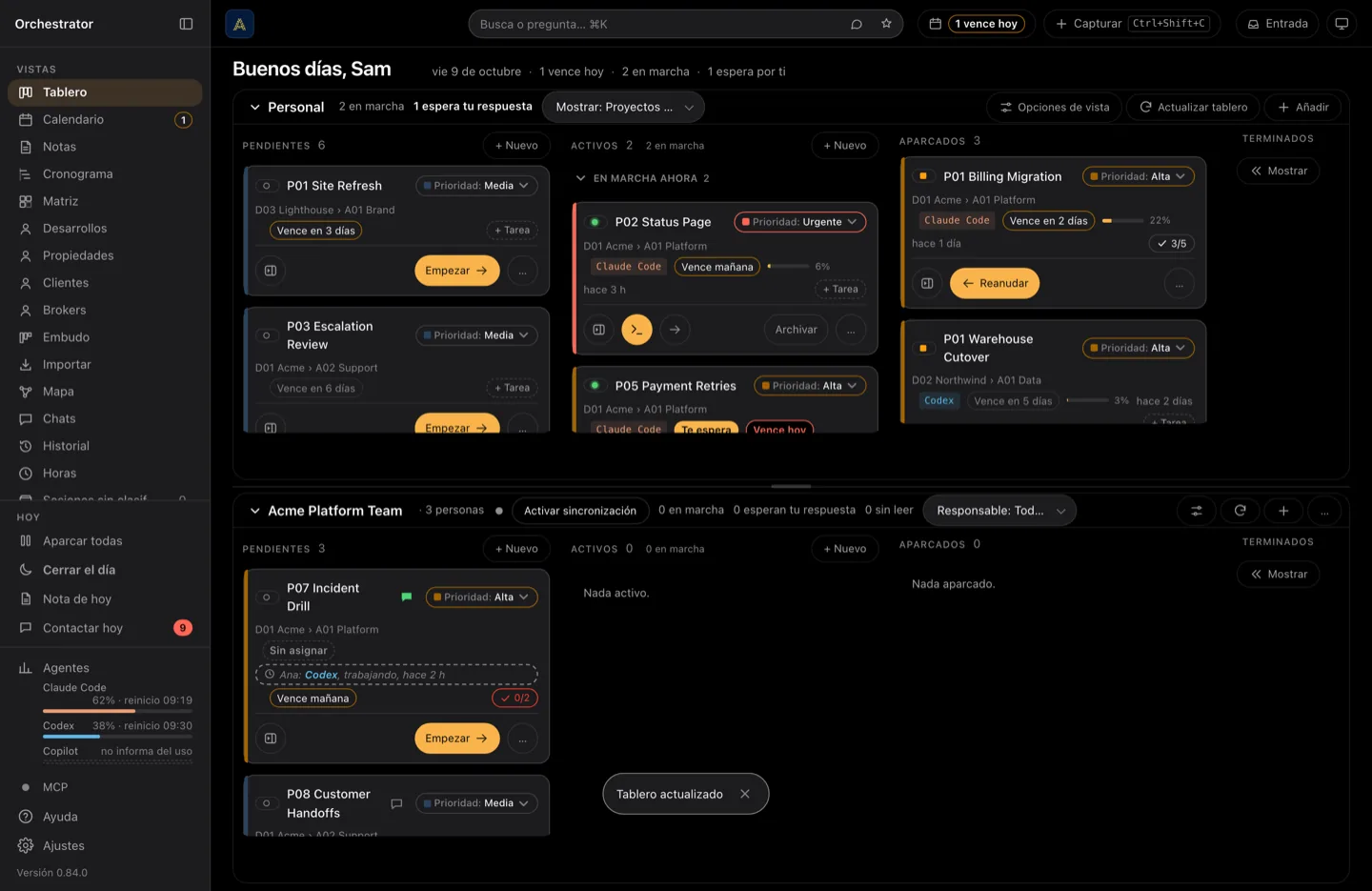 El tablero de Orchestrator: una barra lateral a la izquierda con las vistas y los dos espacios, y al lado los dos tableros uno encima del otro, cada uno con su propia barra. Las tarjetas de proyecto están en tres columnas: pendientes, activos y aparcados. Cada tarjeta nombra el proyecto y su área; una en marcha muestra el agente, cuánto contexto lleva usado y cuándo se movió por última vez, una está marcada como que espera tu respuesta, y cada fecha de entrega es una etiqueta pequeña con color según lo cerca que esté.