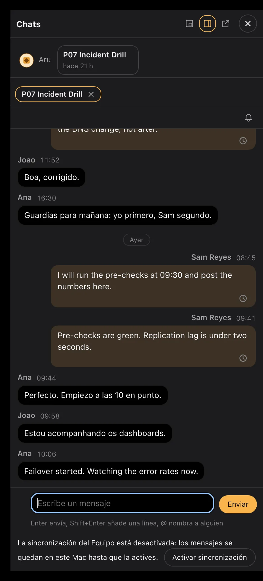 El panel de detalles de un proyecto de equipo con su chat abierto: mensajes de tres personas a lo largo de la mañana, sobre un simulacro de conmutación por error y un paso de reversión, y una caja para escribir a todo el proyecto.