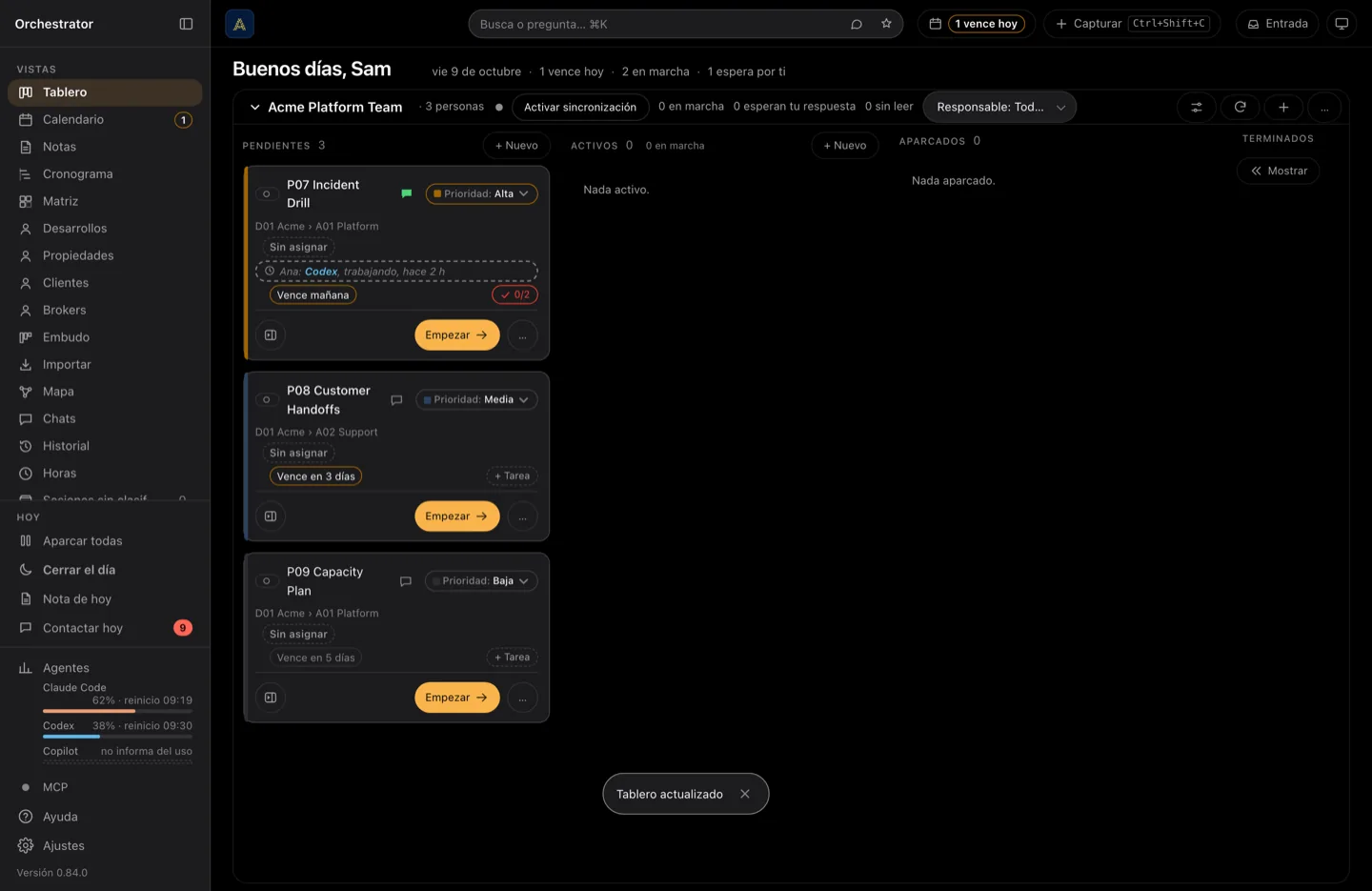 El tablero del equipo solo: tres tarjetas de proyecto, cada una con quien es su responsable, una sin asignar en la que Ana está trabajando con Codex y cuándo la tocó por última vez, otra que vence en tres días, y encima un control para elegir el trabajo de quién se muestra.
